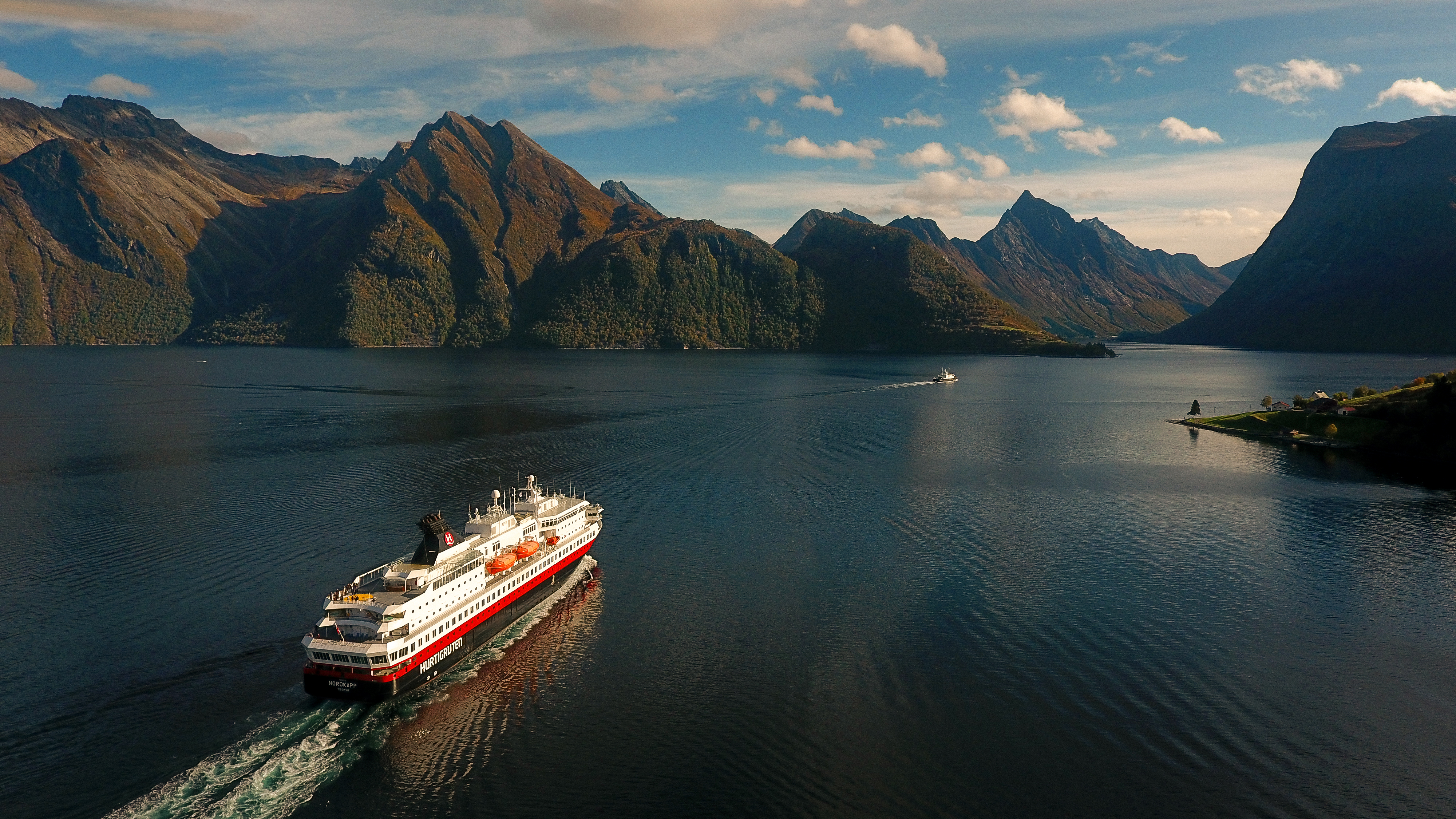 hjorundfjorden-norge-hgr-148100-foto_tor_arne_aasen_samferdselsfoto.jpg