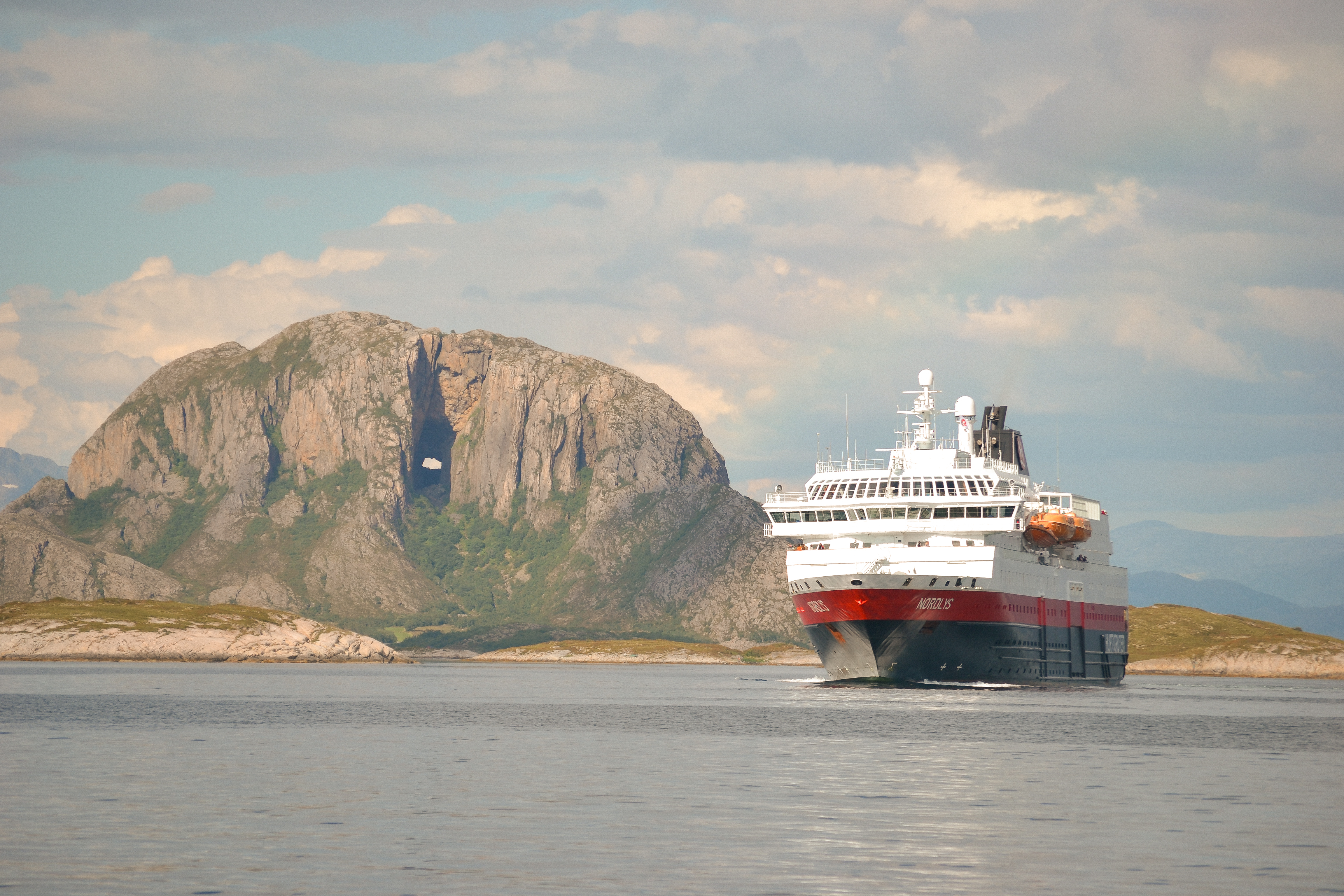 ms-nordlys-og-torghatten-hgr.jpg