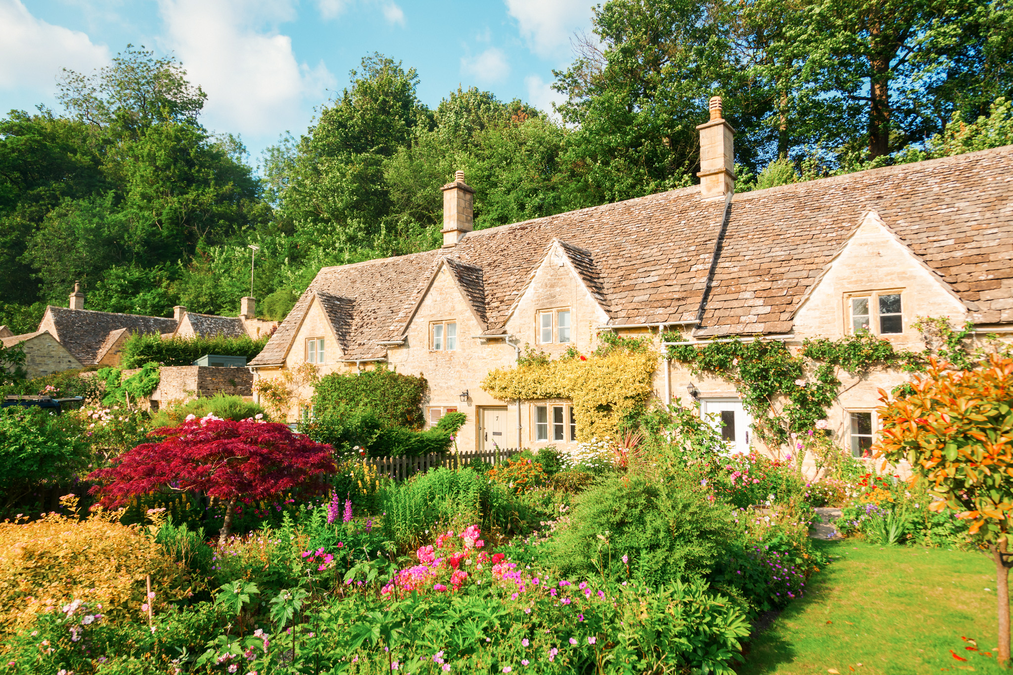RowCottages_Bibury_Gloucestershire_UK_SR_OmtankeBase_ShutterstockUnlimited_20251117.jpg