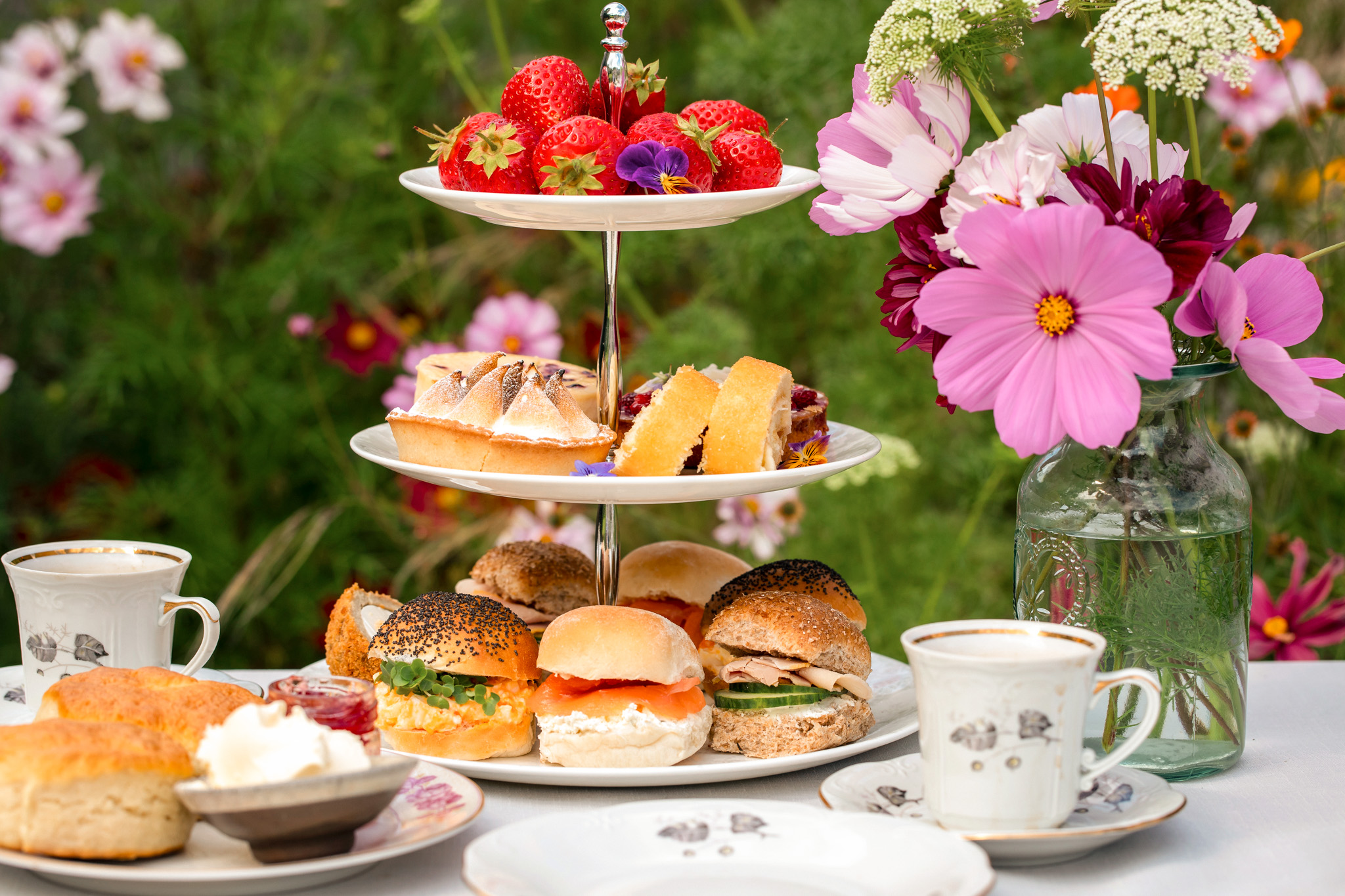 AfternoonTea_CakesSandwiches_UK_SR_OmtankeBase_ShutterstockUnlimited_20251118.jpg