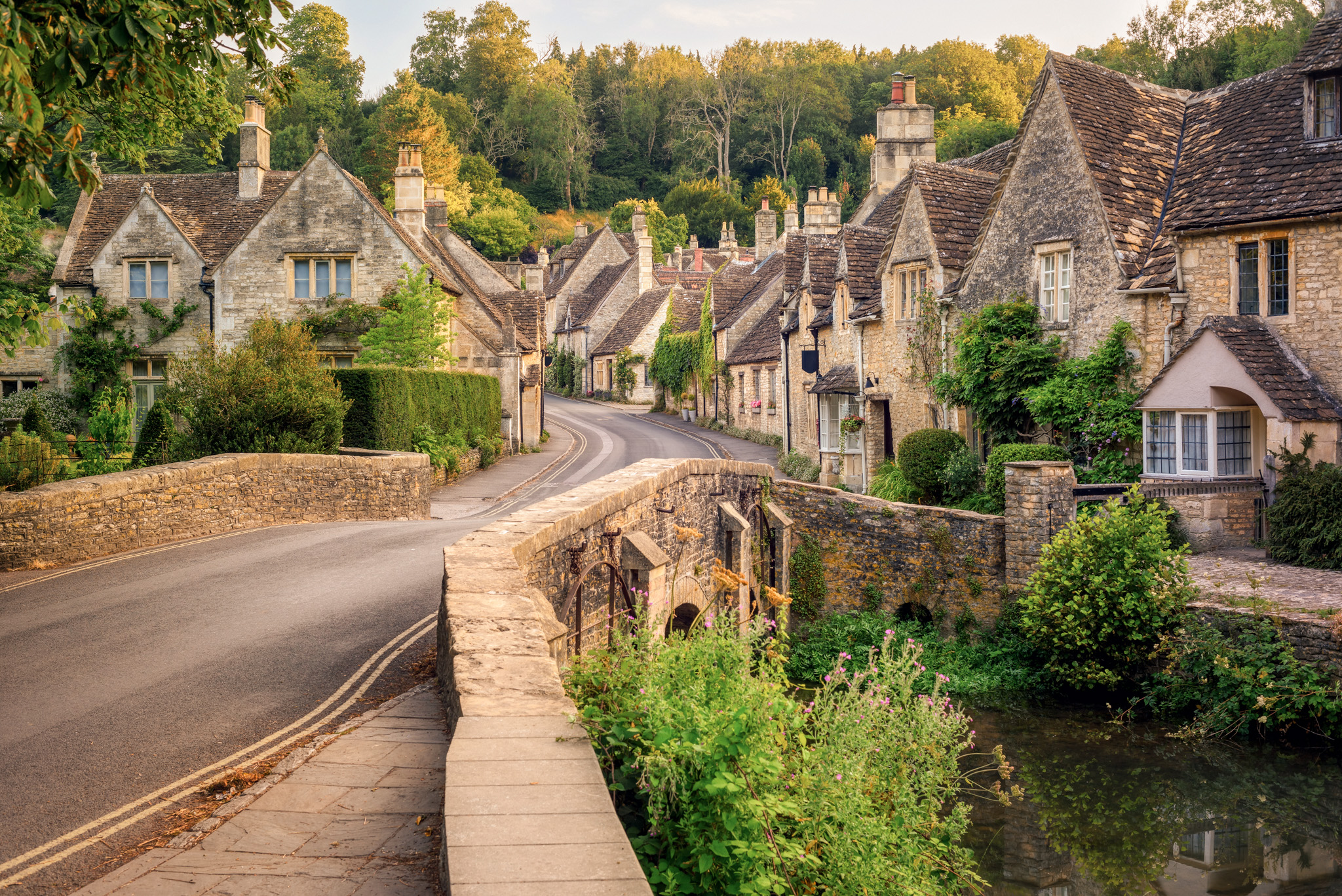 TraditionalStoneHouses_CastleCombe_UK_SR_OmtankeBase_ShutterstockUnlimited_20251117.jpg